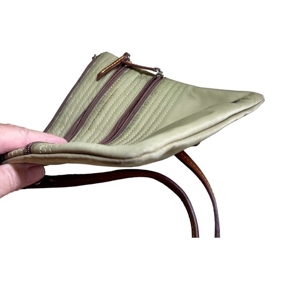 DOONEY & BOURKE, CROSSBODY BAG. NYLON EXTERIOR WITH BROWN LEATHER TRIM. - Picture 7 of 8